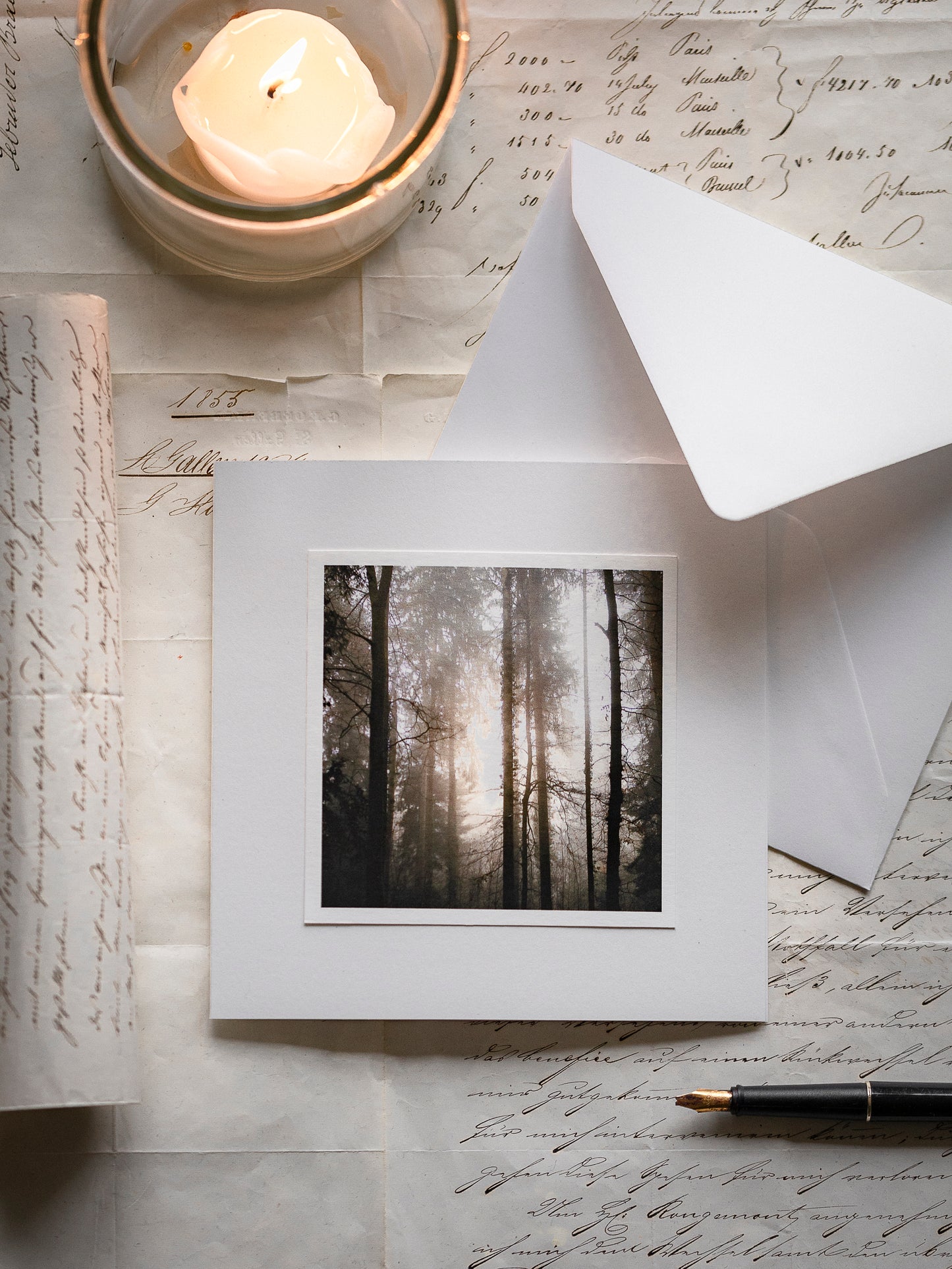 Trauerkarte mit Lichtstrahlen im Wald – einfühlsame Beileidskarte matt gedruckt mit Einlegeblatt