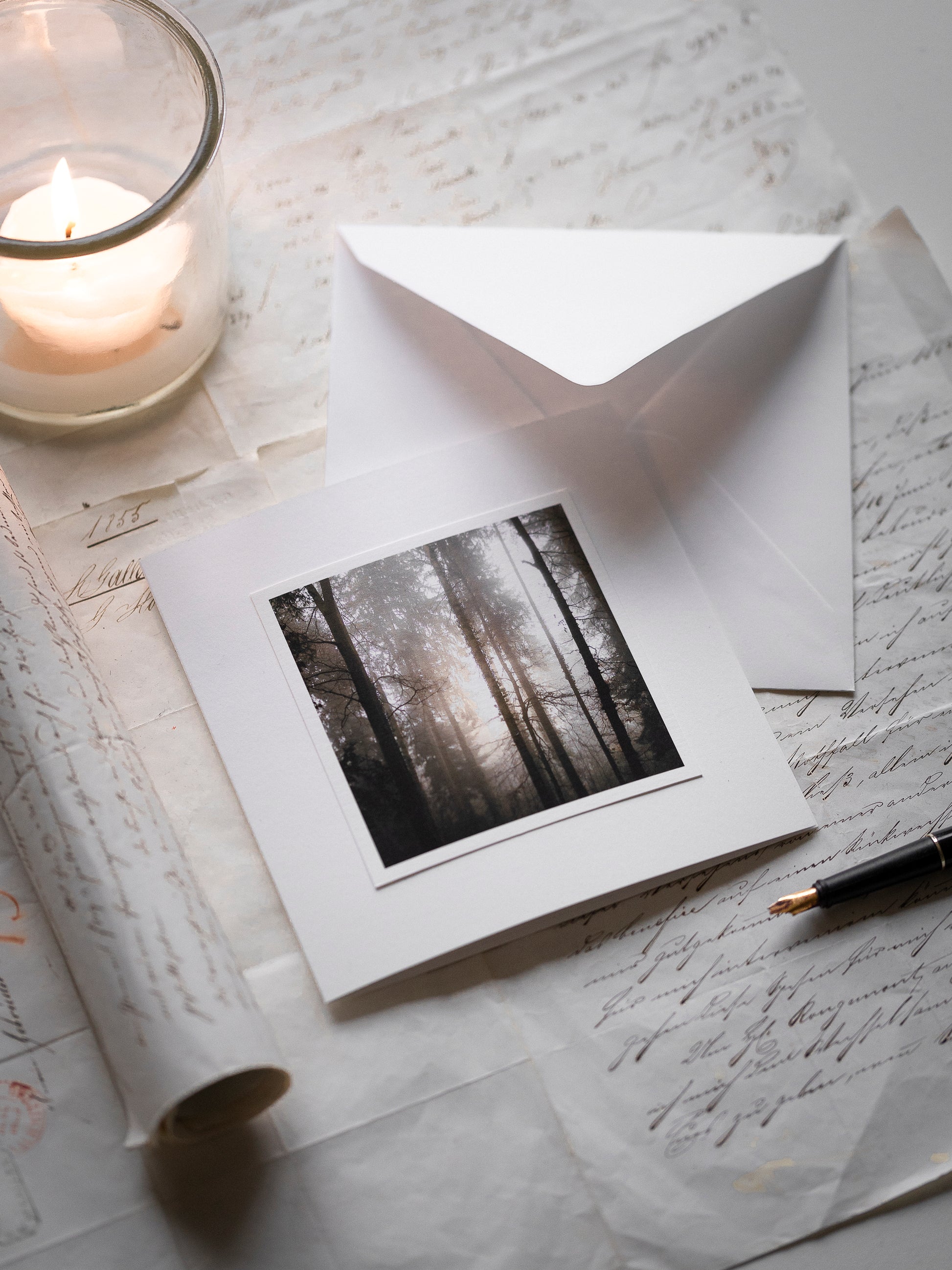 Trauerkarte Waldlichtung mit Lichtstrahlen und Nebel – handgefertigte Kondolenzkarte 15x15cm matt gedruckt