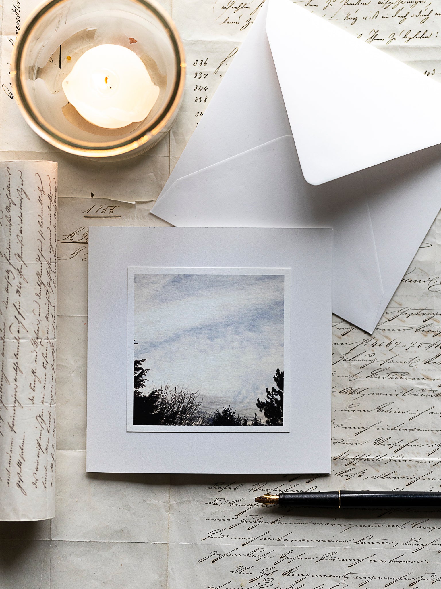 Trauerkarte mit Himmelmotiv und Baumsilhouetten