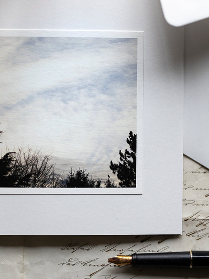 Beileidskarte mit Himmelmotiv und Baumsilhouetten