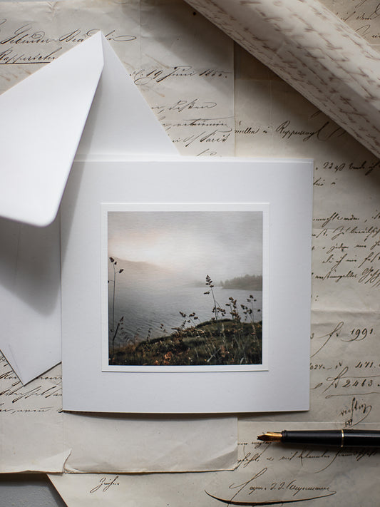Stiller Moment am Bergsee – Trauerkarte mit eigener Naturfotografie auf Hahnemühle Papier, matt gedruckt