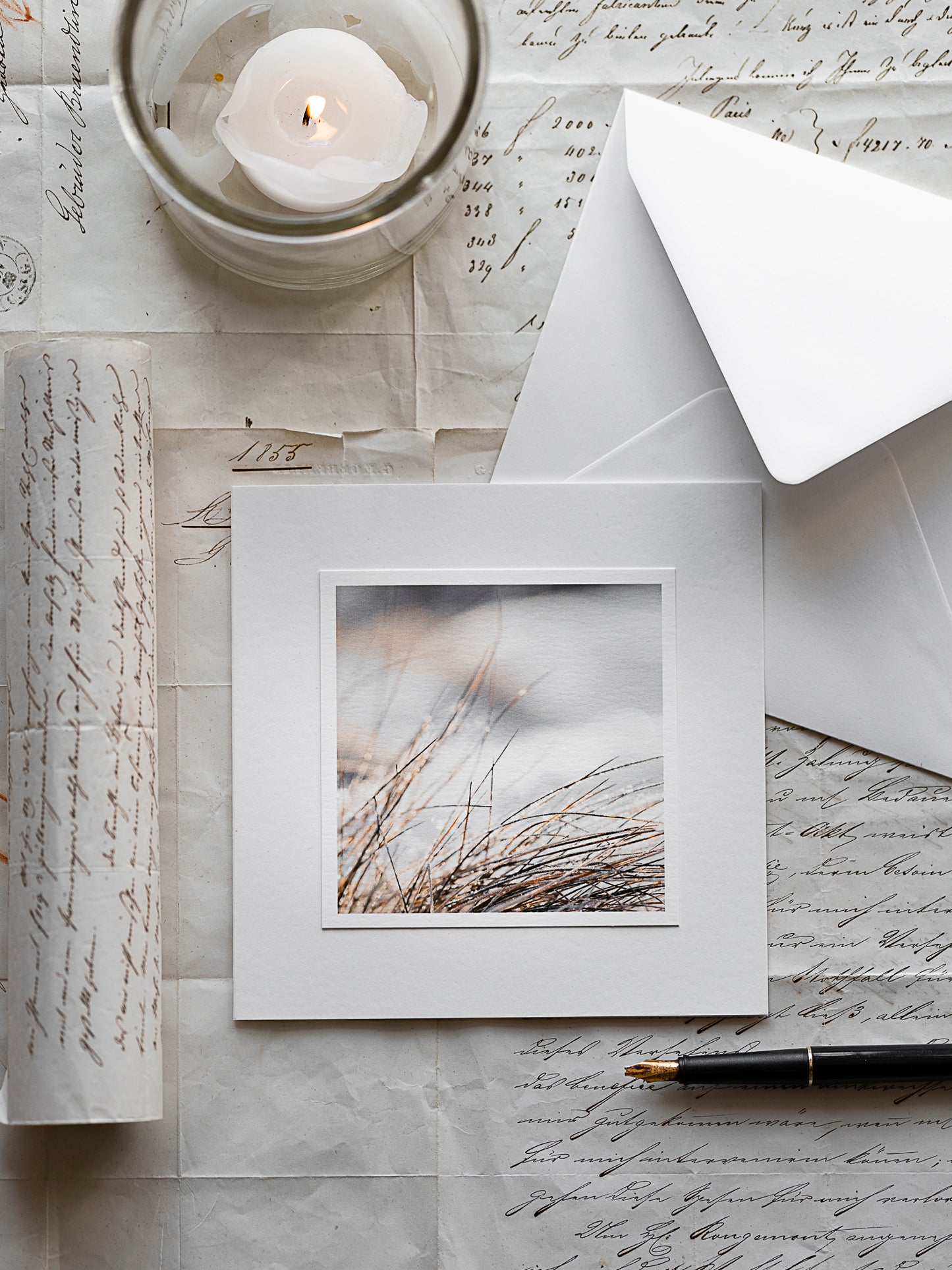 Handgefertigte Beileidskarte mit zartem Gräsermotiv, 15x15cm Klappkarte in Naturweiss