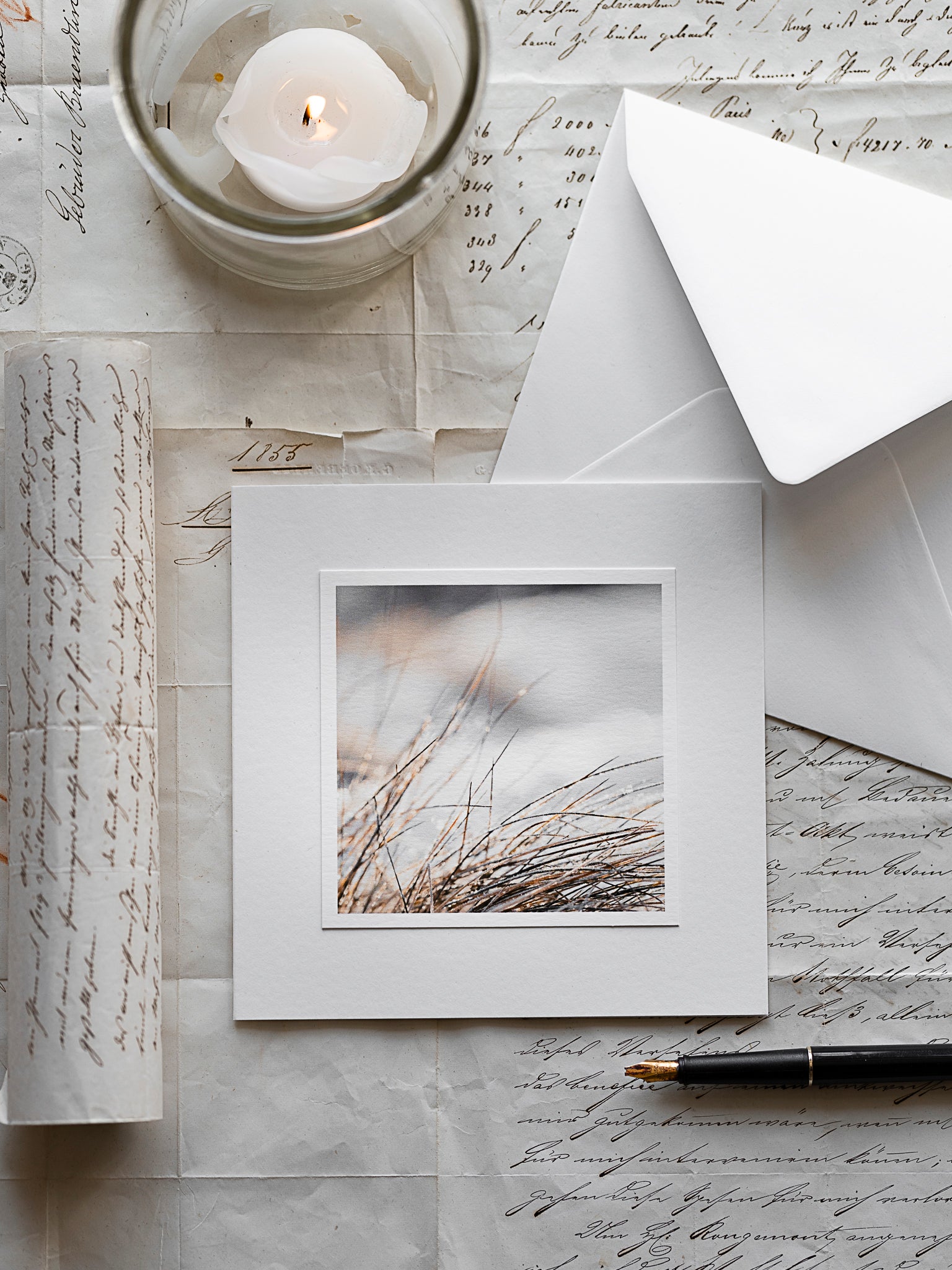 Handgefertigte Beileidskarte mit zartem Gräsermotiv, 15x15cm Klappkarte in Naturweiss