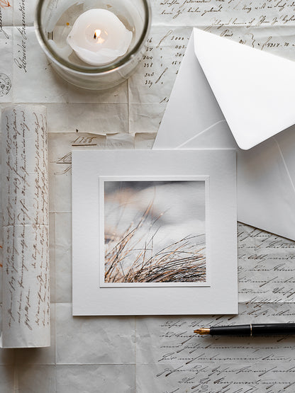 Handgefertigte Beileidskarte mit zartem Gräsermotiv, 15x15cm Klappkarte in Naturweiss