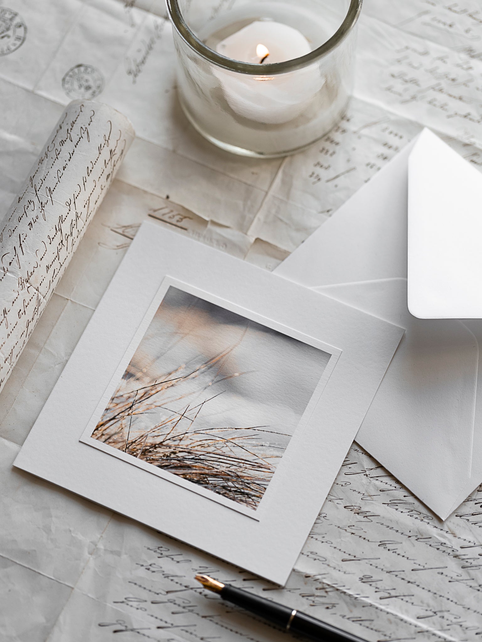 Handgefertigte Beileidskarte mit zartem Gräsermotiv, 15x15cm Klappkarte in Naturweiss