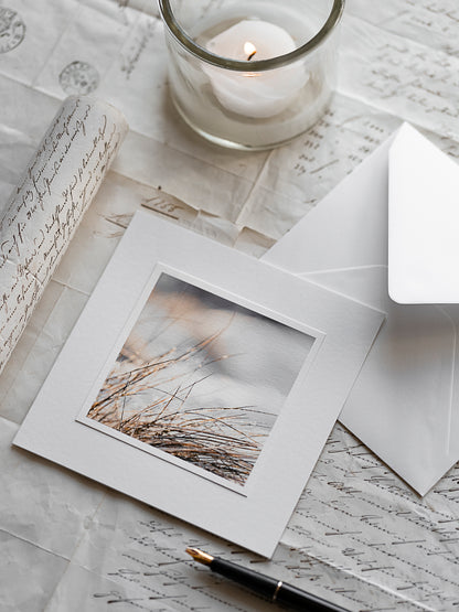 Handgefertigte Beileidskarte mit zartem Gräsermotiv, 15x15cm Klappkarte in Naturweiss